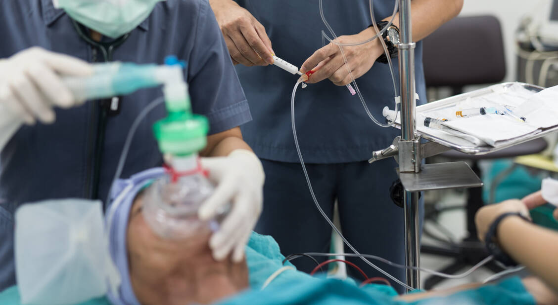 Ein ausreichender Vorrat an Arzneimitteln, insbesondere Narkosemitteln, ist in der Intensivmedizin in den Krankenhäusern notwendig. Eine neue Rechtsverordnung sieht vor, die Menge der Medikamente in den Krankenhausapotheken aufzustocken. / Foto: Getty Images/ChaNaWiT