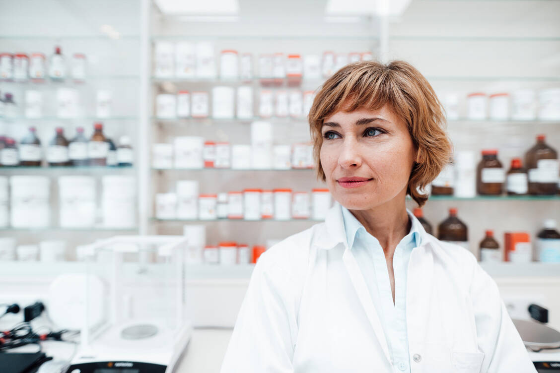 PTA sollen nach dem Willen des BMG künftig bis zu 20 Tage im Jahr eine Apotheke alleine führen können. / © Getty Images/Westend61