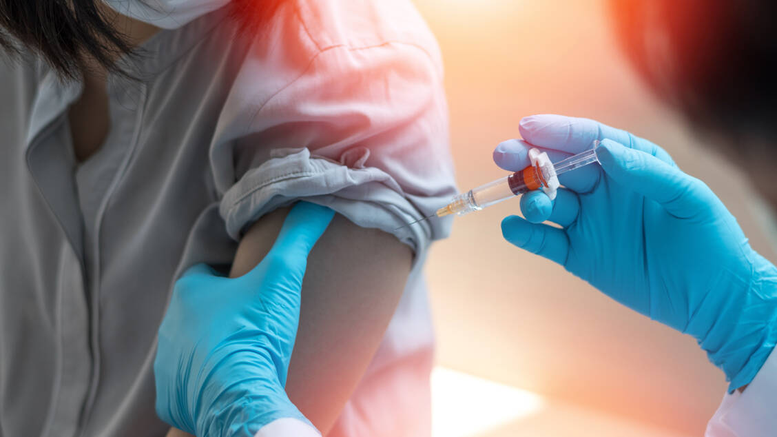 Das unternehmen Moderna wird seine mRNA-Vakzine gegen SARS-CoV-2 jetzt an 3000 Kindern und Jugendlichen zwischen 12 und 17 Jahren testen. Ohne entsprechende Daten darf sie nicht in dieser Altersgruppe eingesetzt werden.  / Foto: Adobe Stock/Khunatorn