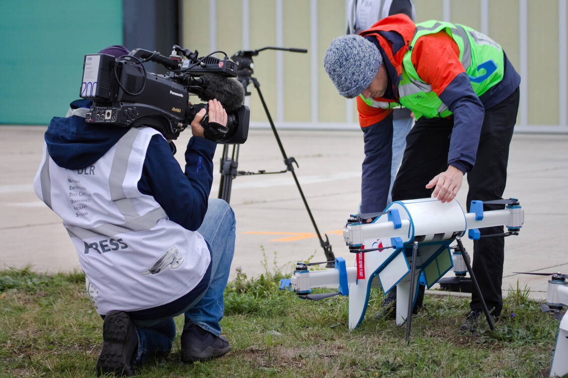 Aufbauend auf den Erkenntnissen der »ADApp«-Studie soll die klinische Versorgungsstudie »Pallidrohne« die Effektivität und den Mehrwert einer drohnenbasierten Medikamentenlieferung in der Palliativversorgung untersuchen. / © UK Halle