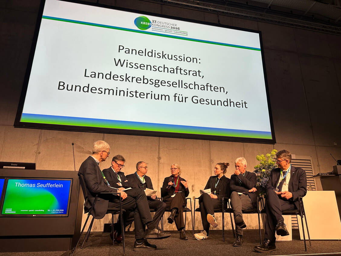 von links: Thomas Seufferlein, Ullrich Graeven, Antonius Helou, Beatrix Schwörer, Nora Tabea Sibert, Gerd Nettekoven und Michael Baumann sprechen über Prävention.  / © PZ/Paulina Kamm