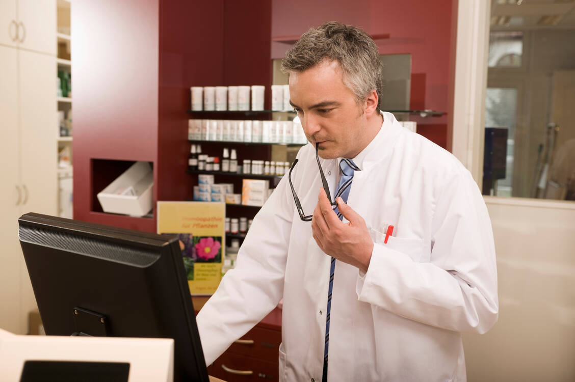 Ab dem 1. April müssen Apothekerinnen und Apotheker unter bestimmten Bedingungen auch Biologika austauschen / © Getty Images/ Lumi Images/ Robert Niedring