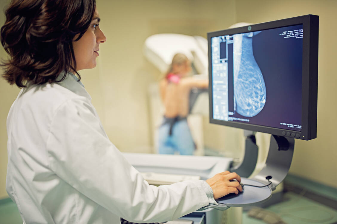 Camizestrant soll bei Patienten mit ER-positivem, HER2-negativem, lokal fortgeschrittenem oder metastasiertem Brustkrebs mit ESR1‑Mutation zum Einsatz kommen. / © Getty Images/ praetorianphoto