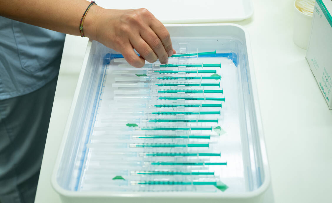 Apotheken werden ab dem 1. Oktober weitere Stellen mit Covid-19-Impfstoffen beliefern. Bei größeren Abgabemengen soll es hierfür aber oftmals eine gestaffelte Vergütung geben. / Foto: picture alliance/dpa | Bernd Weißbrod