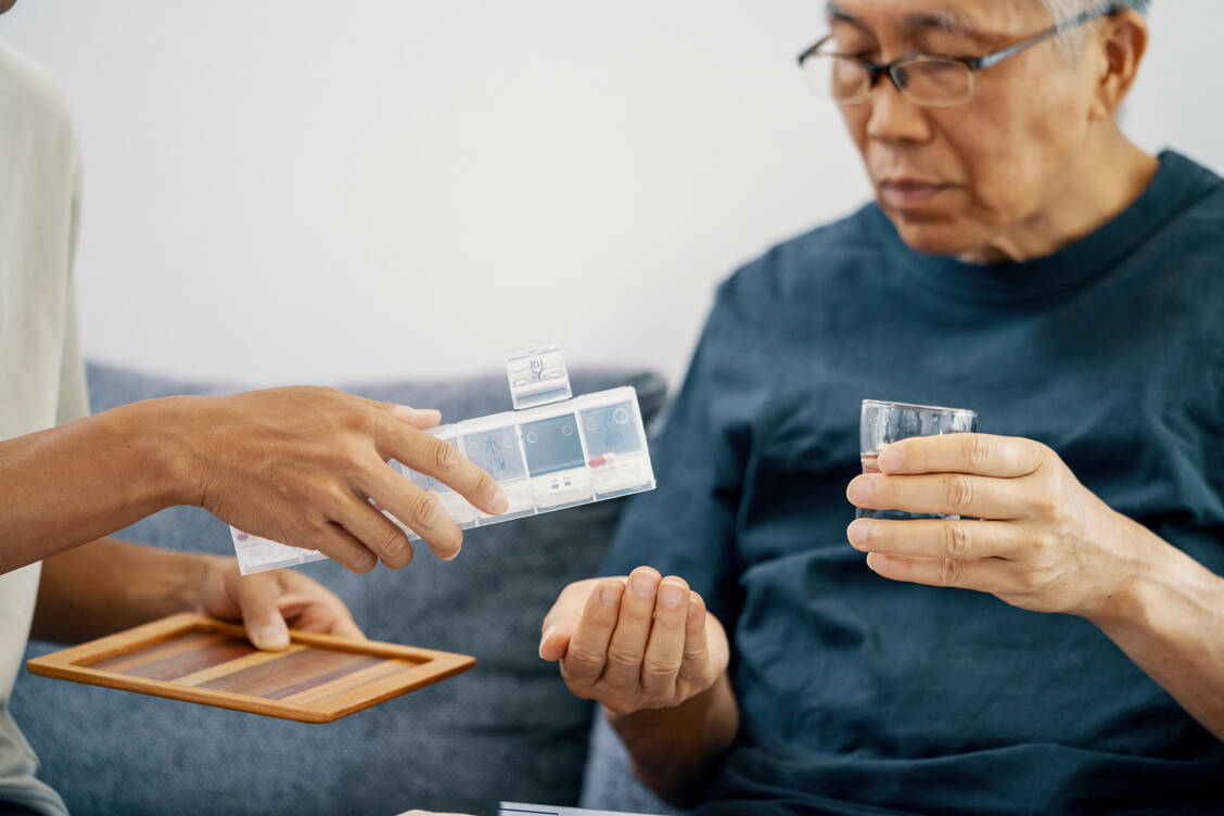 Bei Menschen, die sowohl an Vorhofflimmern als auch an Alzheimer leiden, könnte sich der kognitive Abbau verlangsamen, wenn sie mit einem DOAK behandelt werden. / © Getty Images/Trevor Williams