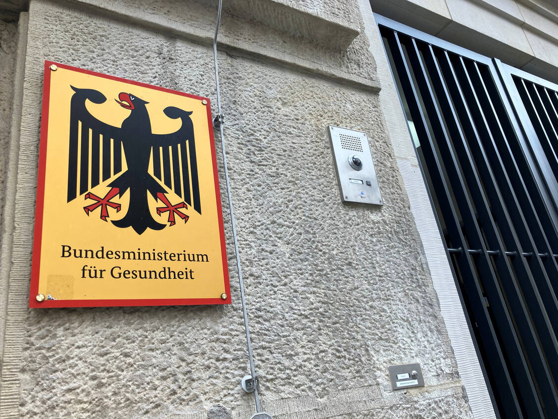 Mit weiteren Sparmaßnahmen will die Bundesregierung die GKV kurzfristig stabilisieren. / © PZ/Dölger