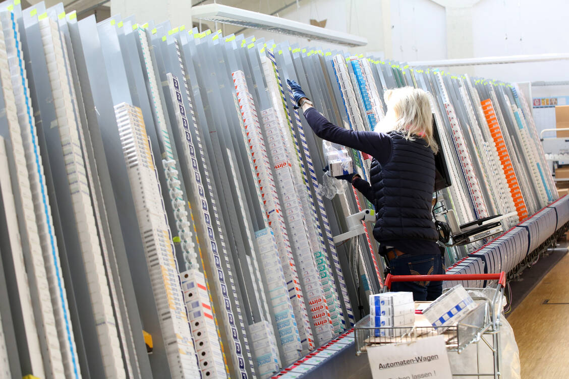 Versandhändler wollen in der Gematik-App auf mehrere Internet-Domains hinweisen. Diesem Wunsch kommt die Gematik nun nach. / Foto: picture alliance / Bodo Marks/dpa