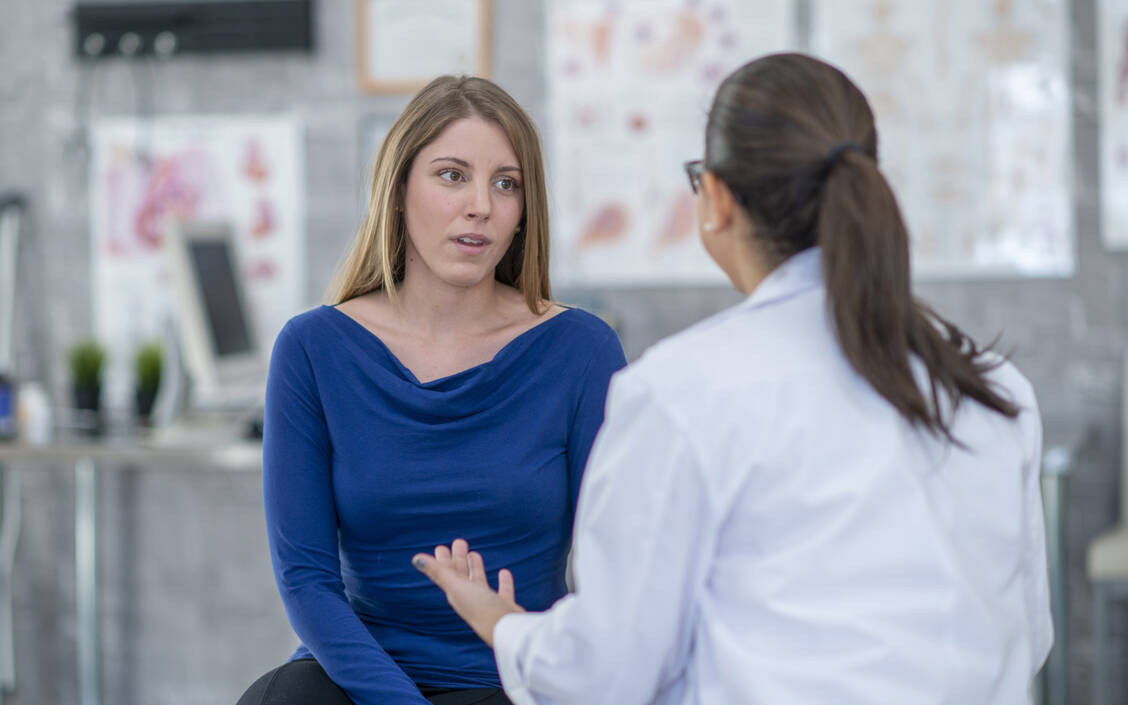 Entdbudgetierung, Versorgungs- und Vorhaltepauschalen, Förderung von Medizinstudienplätzen – das Gesundheitsversorgungsstärkungsgesetz (GVSG) soll die Hausärzte entlasten. / Foto: Getty Images/FatCamera