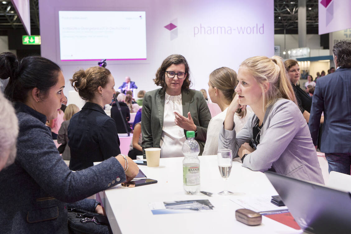 Die Expopharm bietet viele Gelegenheiten, mit Fachleuten ins Gespräch zu kommen, Fragen zu klären und Standpunkte auszutauschen sowohl bei Fortbildungen als auch in der Ausstellung. / Foto: Zweilux/Andreas Hagedorn
