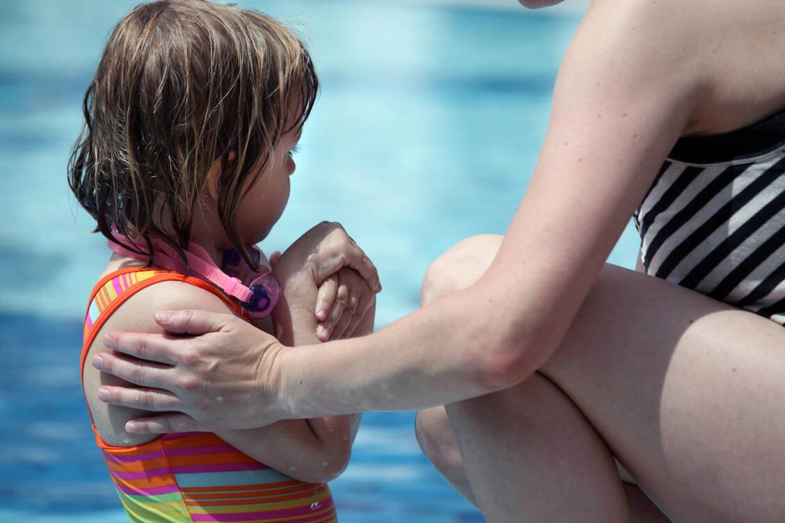 Kinder kühlen schnell aus, wenn sie sich zu lang im Wasser aufhalten oder die nasse Badebekleidung nicht wechseln. / Foto: Adobe Stock/MAK