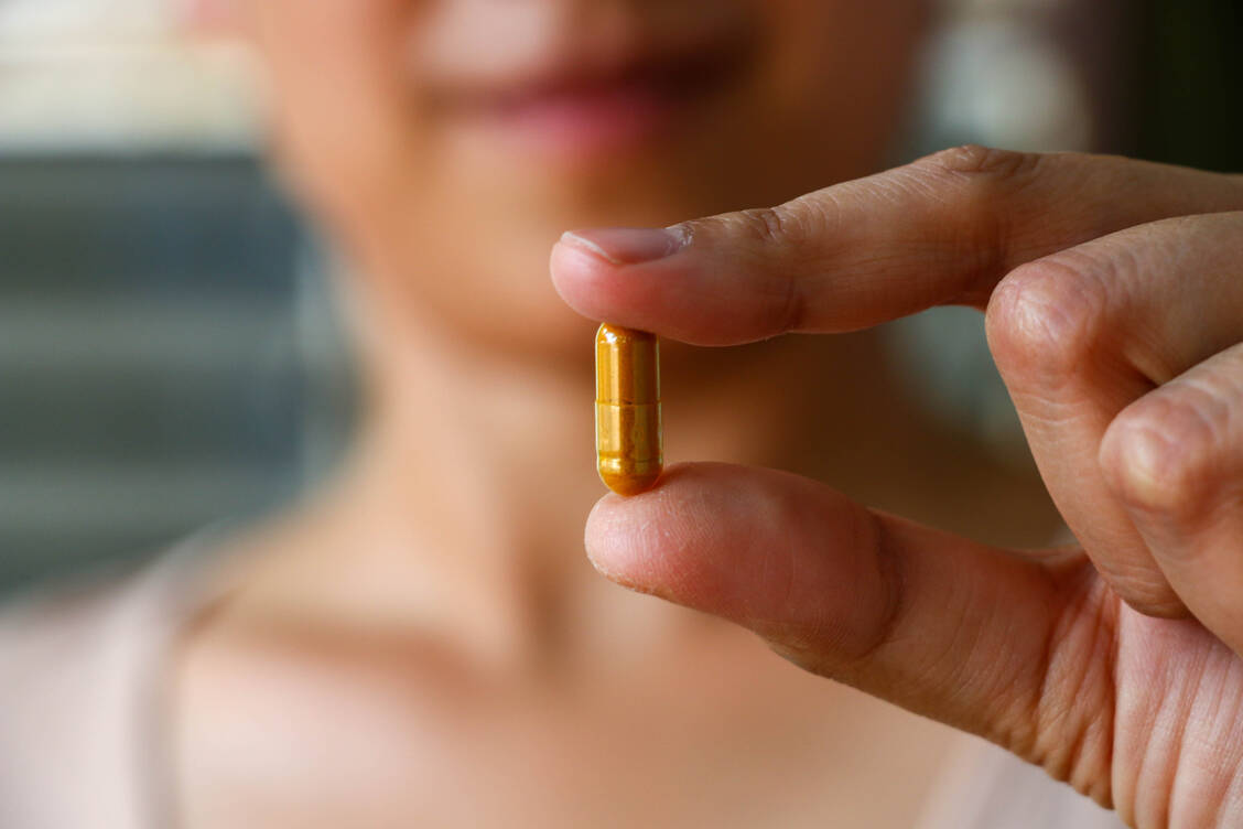 Für gesunde Erwachsene gibt es in der Regel keinen Grund, täglich Multivitamin-Supplemente zu sich nehmen, so die Einschätzung von US-Forschenden. / Foto: Getty Images/superoke