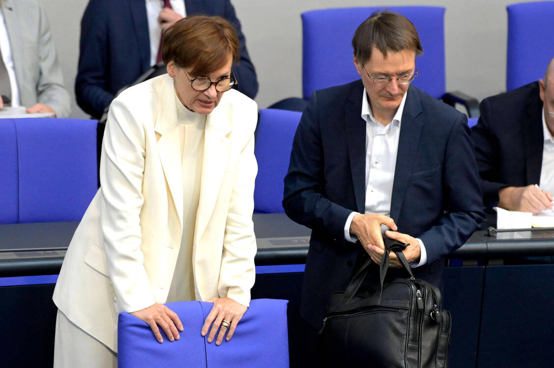 Bundesgesundheitsminister Karl Lauterbach (SPD) muss bei seinem Apotheken-Reformgesetz noch den Widerstand von Bundesforschungsministerin Bettina Stark-Watzinger (FDP)  auflösen. / Foto: IMAGO/Future Image
