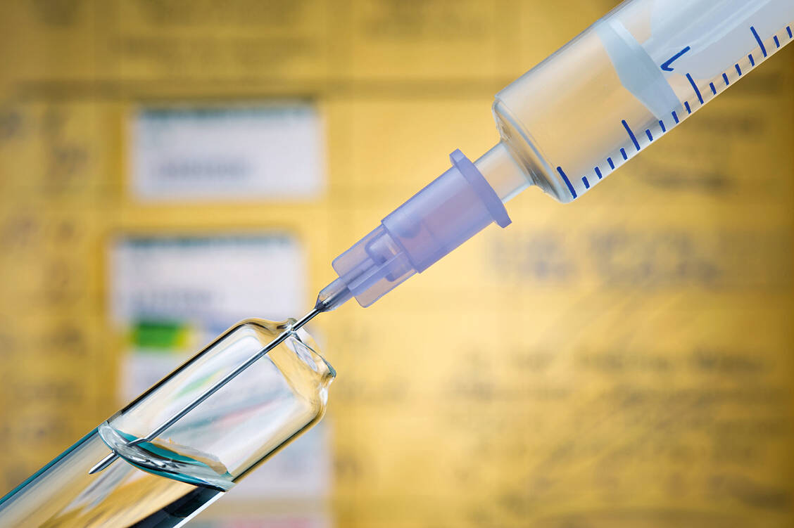 Künftig dürfen auch Apotheker im Rahmen von Modellvorhaben gegen Grippe impfen. / Foto: Fotolia/Thomas Madel