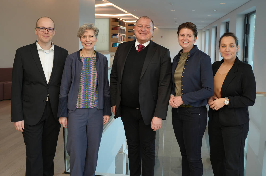Diese fünf stehen  ab 2025 an der Spitze der BAK: Hannes Müller, Maike Fedders, Präsident Armin Hoffmann, Vize  Franziska Scharpf und Ina Lucas (v.l.n.r.) / © ABDA/Klemm