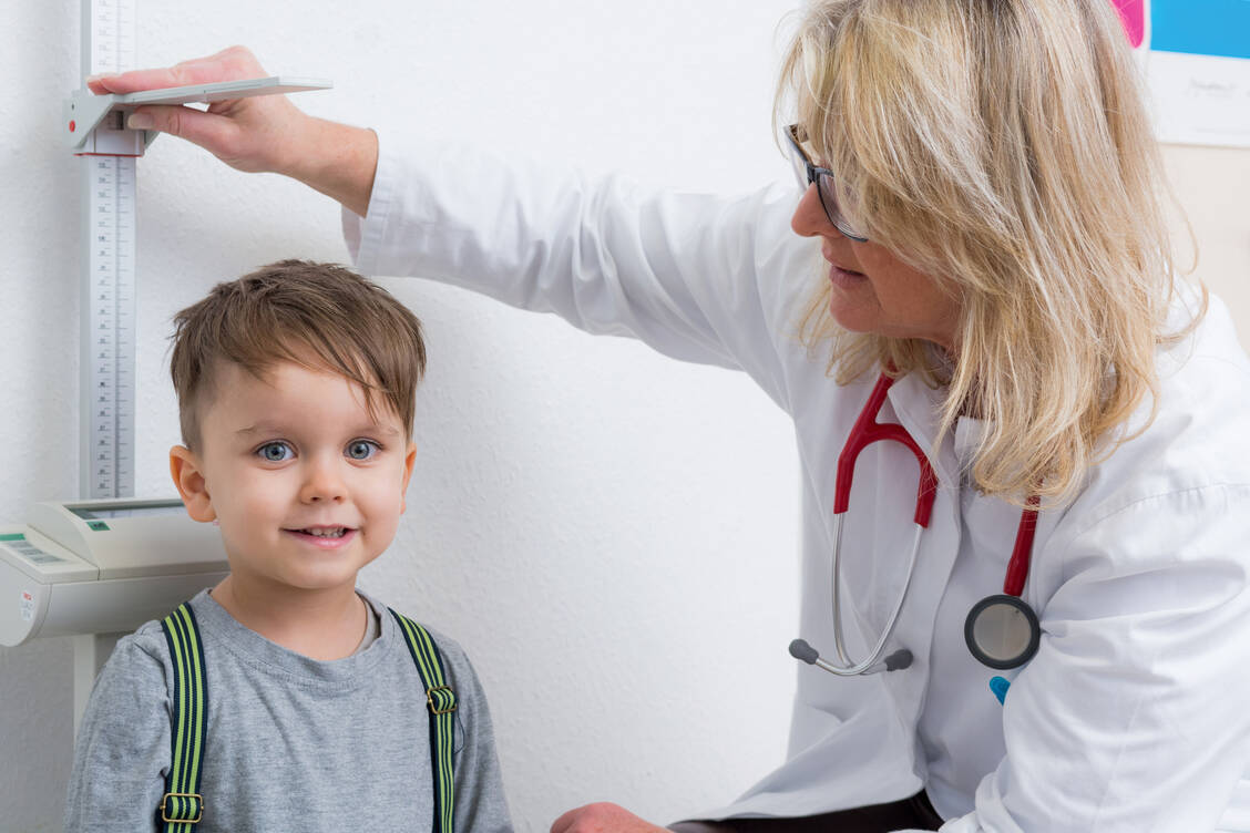Für Kinder mit Wachstumsstörungen infolge eines schweren primären Mangels an IGF-1 ist der rekombinante Wachstumsfaktor Mecasermin eine Option. Unter ihm erhöht sich jedoch die Rate an benignen und malignen Neoplasien.  / Foto: Fotolia/Picture-Factory