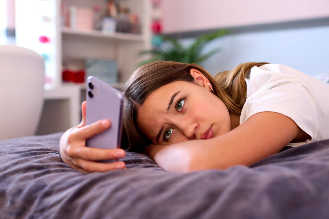 Hashtag gestresst: Insbesondere junge Frauen leiden unter dem FOMO-Effekt und fühlen sich gestresst. / © Getty Images/monkeybusinessimages