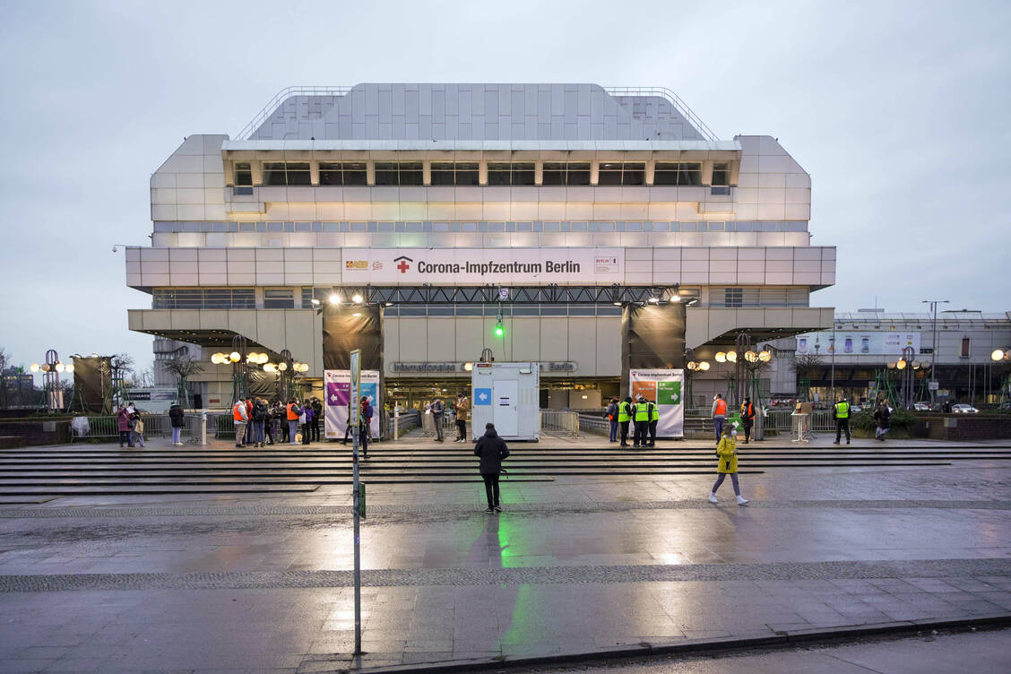 2022 diente auch das  Internationale Congress Centrum in Berlin als Impfzentrum.  / © imago images/Stefan Zeitz