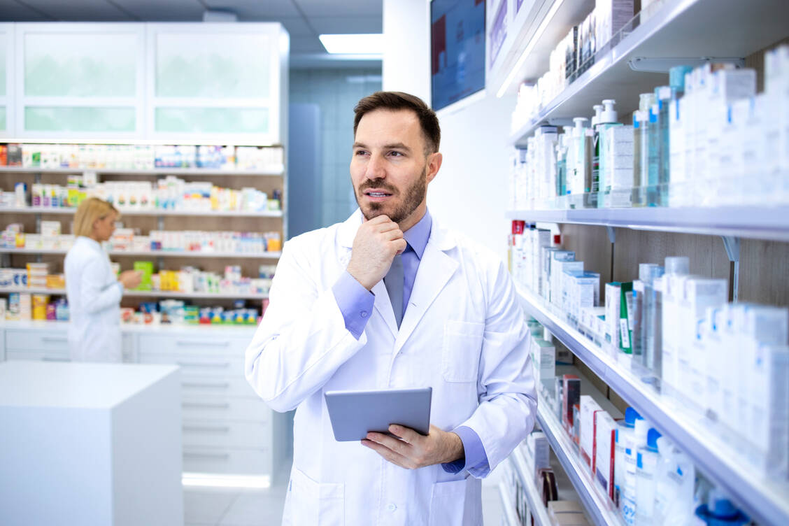 In der aktuellen Situation ist es überaus schwierig, die richtigen Entscheidungen für die Zukunft der eigenen Apotheke zu treffen. / Foto: Getty Images/Smederevac