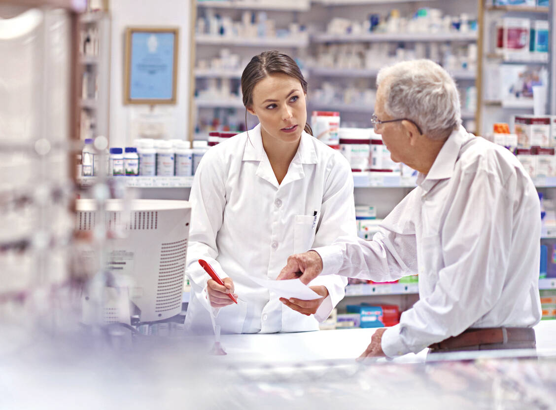 Ist der Medikationsplan vollständig und aktuell? Und kann der Patient alles umsetzen, was dort steht? Es gibt keine bessere Schnittstelle, dies zu prüfen, als die Apotheke. Andere Länder wie Australien und Kanada gelten hier als Vorreiter. / Foto: iStock/Yuri_Arcurs