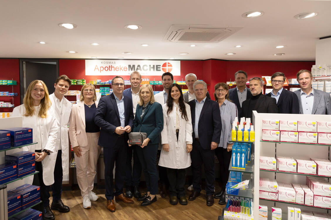 Gesundheitsministerin Nina Warken in der »Apotheke Mache« in Ostfildern-Nellingen. / © Susanne Hauber