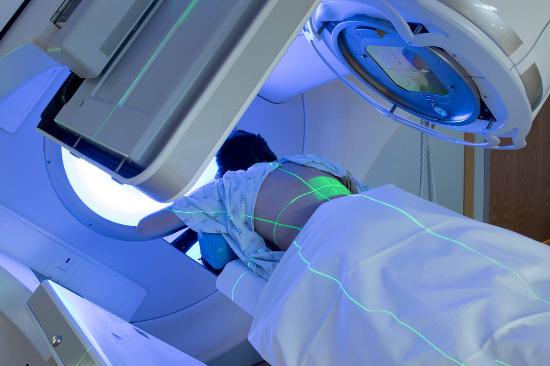 Im Rahmen einer Strahlentherapie sollten die Patienten auf Antioxidantien-haltige Nahrungsergänzungsmittel verzichten. Sie könnten den Effekt der Bestrahlung abmindern. / Foto: Getty Images/Mark Kostich