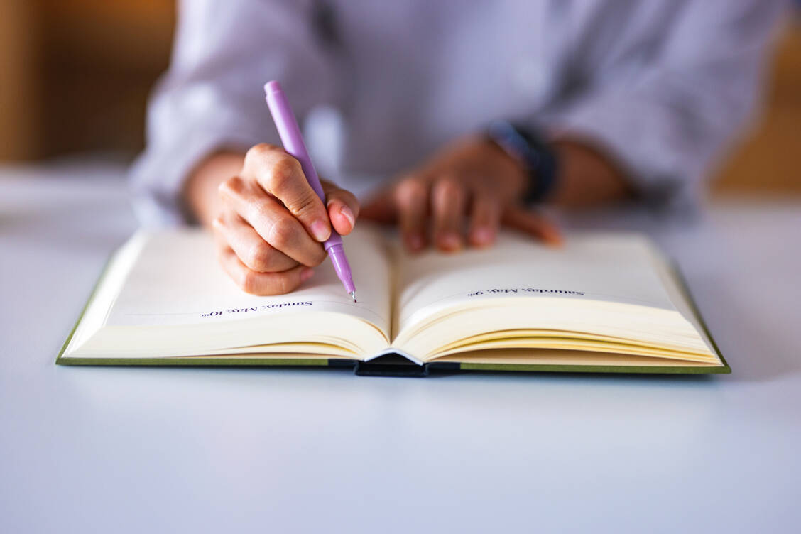 Ein konkreter Plan mit kleinen, machbaren Zielen hilft, die guten Vorsätze dauerhaft umzusetzen. Dabei sollte man nicht zu streng mit sich sein. / © Getty Images/WhiteTea