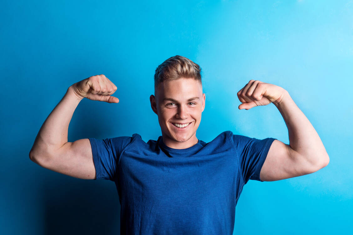 Muskelaufbau und eine Fitness-Supplement-Kultur sind ein großer Social-Media-Trend bei jungen Menschen. / © Getty Images/Halfpoint