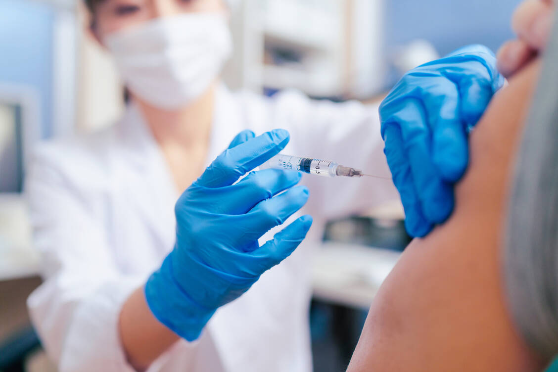 Auch nach der Impfung ist eine Infektion mit dem Coronavirus möglich. Doch welche Zertifikate sollen die Apotheken in diesem Fall ausstellen?  / Foto: Getty Images/recep-bg