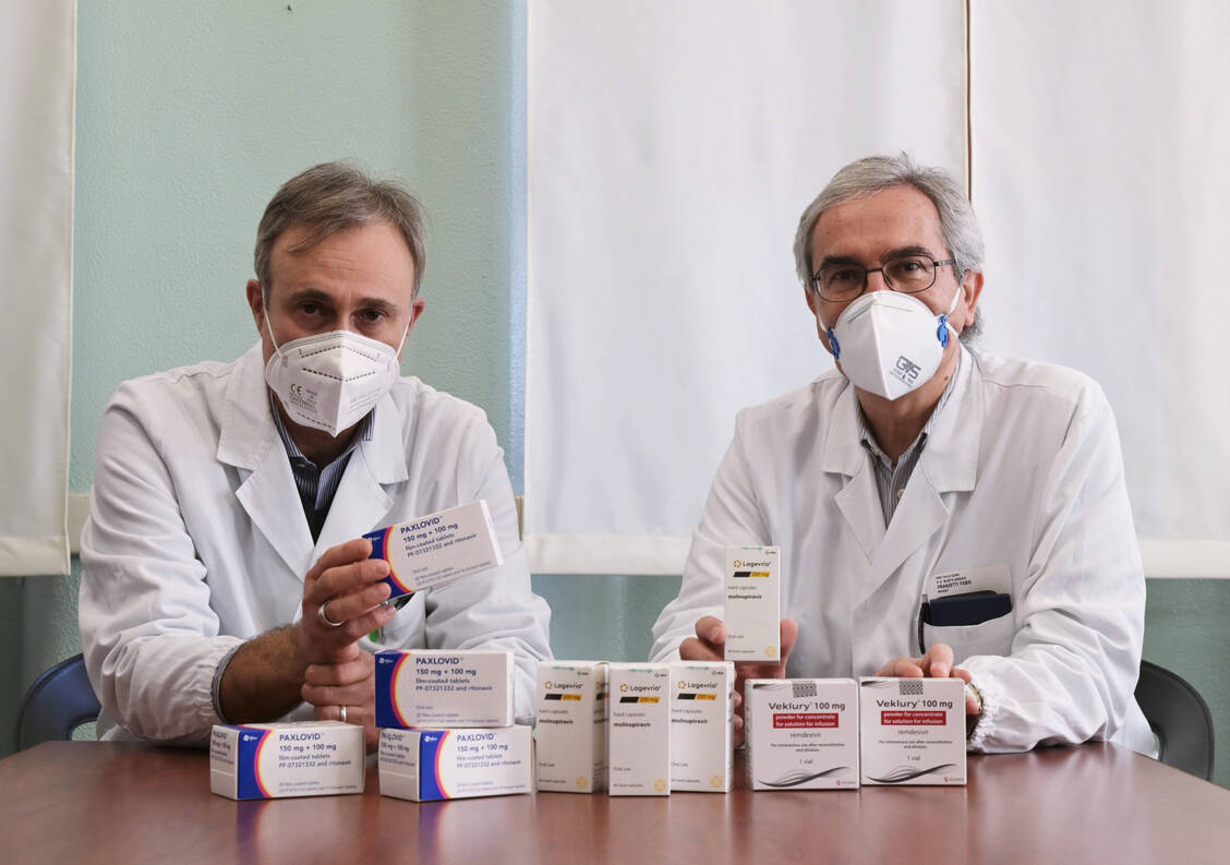 Bei der Einnahme von Paxlovid entscheidet Schnelligkeit über die Wirksamkeit. Damit Patienten das Covid-19-Medikament nach dem Auftreten von Symptomen schnell einnehmen können, ist in den USA seit Kurzem die rezeptfreie Abgabe in Apotheken erlaubt. / Foto: imago images/Independent Photo Agency Int.