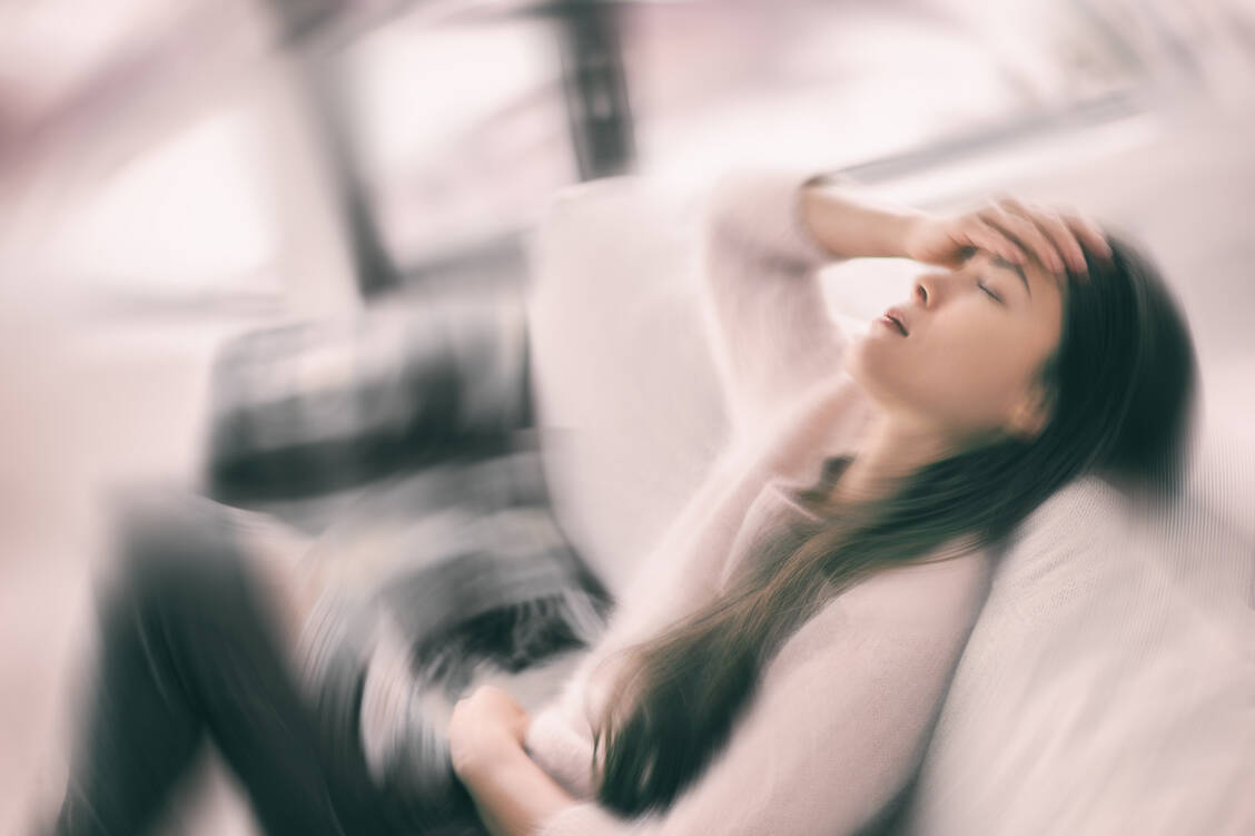 Kopfschmerzen, Sehstörungen oder Desorientiertheit gehören zu den möglichen Symptomen eines Schädel-Hirn-Traumas.  / Foto: Adobe Stock/Maridav