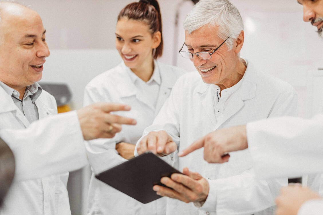 Pharmazeutische Dienstleistungen sind Teamarbeit. Wie sie gelingen können, ist Thema einer neuen Veranstaltungsreihe. / Foto: Getty Images/milan2099