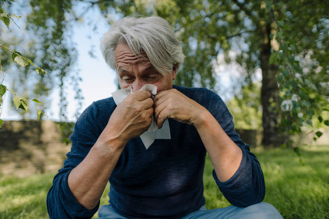 Nasale Steroide sind Antiallergika erster Wahl. Werden sie rechtzeitig eingesetzt, bessert sich auch die Augensymptomatik.  / Foto: Getty Images/Westend61
