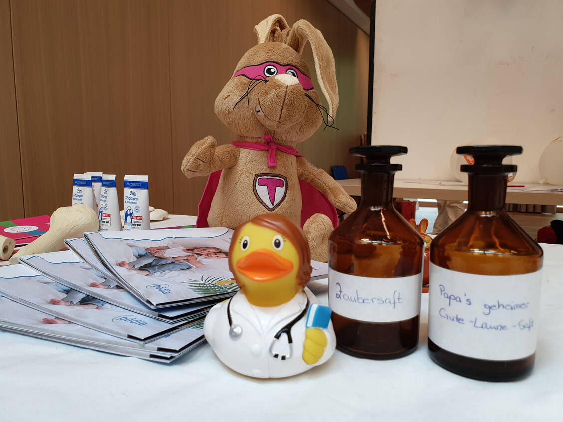 In den Teddykliniken in Frankenberg und Marburg gibt es Teddy-Ärzte, -Zahnärzte und -Apotheker, die die »therapiebedürftigen« Kuscheltiere untersuchen und mit Medikamenten versorgen.  / Foto: Kieu anh Nguyen