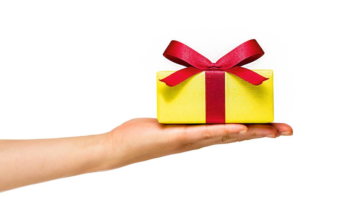 Bei der Abgabe rezeptpflichtiger Arzneien sind kleine Geschenke in deutschen Offizinen tabu. Obwohl die meisten Apotheker das richtig finden, fürchten sie, dass diese strenge Auslegung der Preisbindung durch den Bundesgerichtshof den Versandhandel zusätzlich beflügeln könnte. / Foto: Fotolia/eyetronic