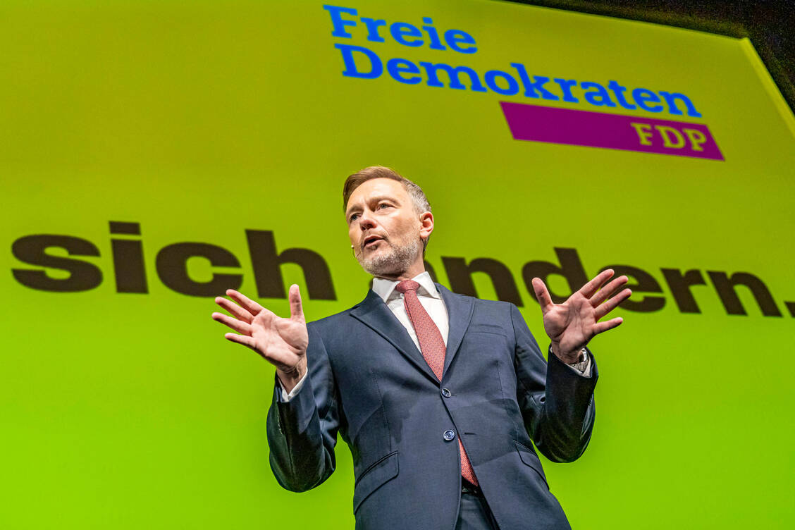 »Gesundheitsministerium, Sozialministerium, Familienministerium beschäftigen sich mit gleichen Themen, könnten zusammengefasst werden«, schlug FDP-Chef Lindner beim Dreikönigstreffen in Stuttgart vor.  / © IMAGO/Arnulf Hettrich