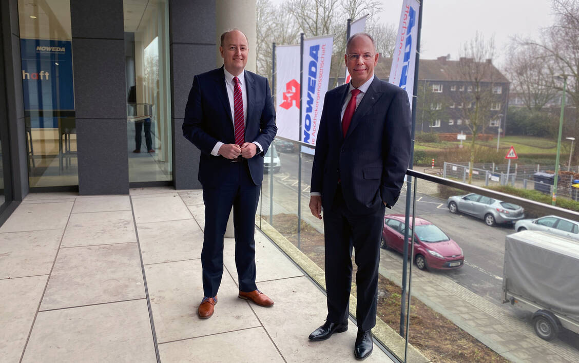 Politiker-Besuch bei Noweda: Der Bundestagsabgeordnete Matthias Hauer (CDU) tauschte sich mit Noweda-Chef Michael Kuck zur Situation der Vor-Ort-Apotheken und des pharmazeutischen Großhandels aus. / © Noweda