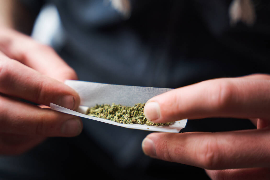 Es bleibt unklar, ob sich die Deutschen bald legale Joints rollen dürfen.  / Foto: Getty Images/juanma hache