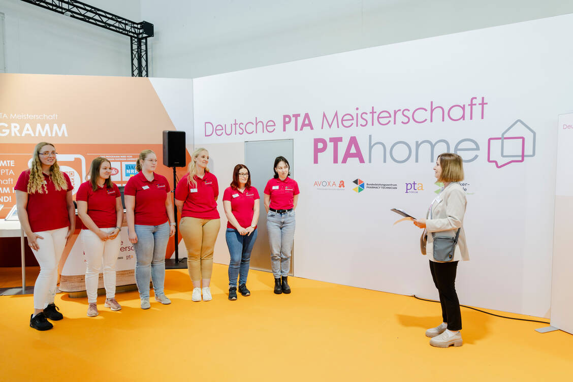 2024 traten in München sechs Kandidatinnen zur ersten Deutschen PTA-Meisterschaft an. / © Avoxa/Expopharm/Zweilux