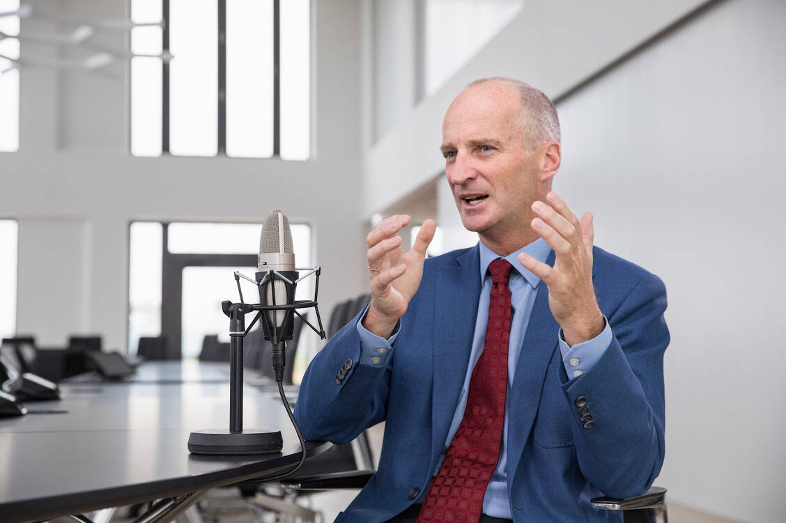 ABDA Präsident Friedemann Schmidt erläutert  die aktuelle Situation der Apotheken beim »Gesundheit-hören« Podcast des Wort und Bild Verlags. / Foto: Wort & Bild Verlag/ Andreas Müller