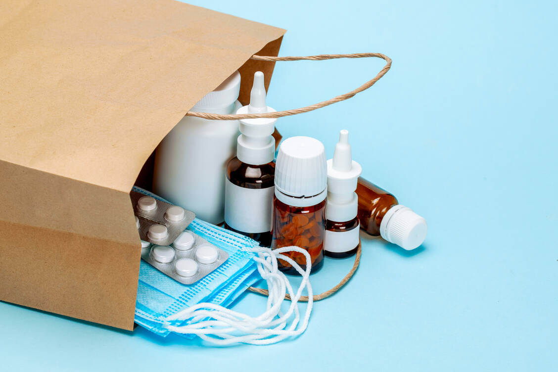 Speziell geschulte Boten aus der Apotheke liefern Corona-Patienten ihre Medikamente kontaktlos bis vor die Tür. / Foto: Getty Images/ADragan
