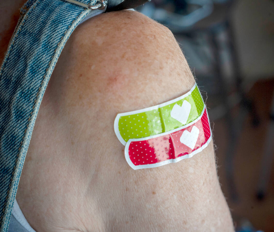 Wer sich für die Impfung gegen Influenza, Covid-19 und Pneumokokken bei einem Termin entscheidet, bekommt zwei in einen Arm. / © Imago Images/Levine-Roberts