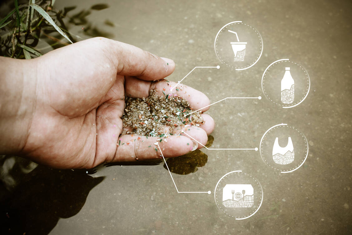 Es ist schwer, sich dem Einfluss von Mikroplastik zu entziehen – und die Gefahren für die Gesundheit kommen erst langsam ans Licht. / © Adobe Stock/Sansert