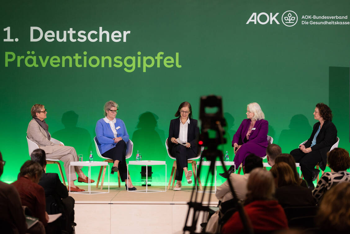 (v.l.n.r.) Sabine Dittmar (SPD), Simone Borchardt (CDU),  Moderatorin Tanja Busse, Kirsten Kappert-Gonther (Bündnis 90/Die Grünen) und Carola Reimann, Vorständin AOK-Bundesverband.  / © AOK/Stefan Melchior