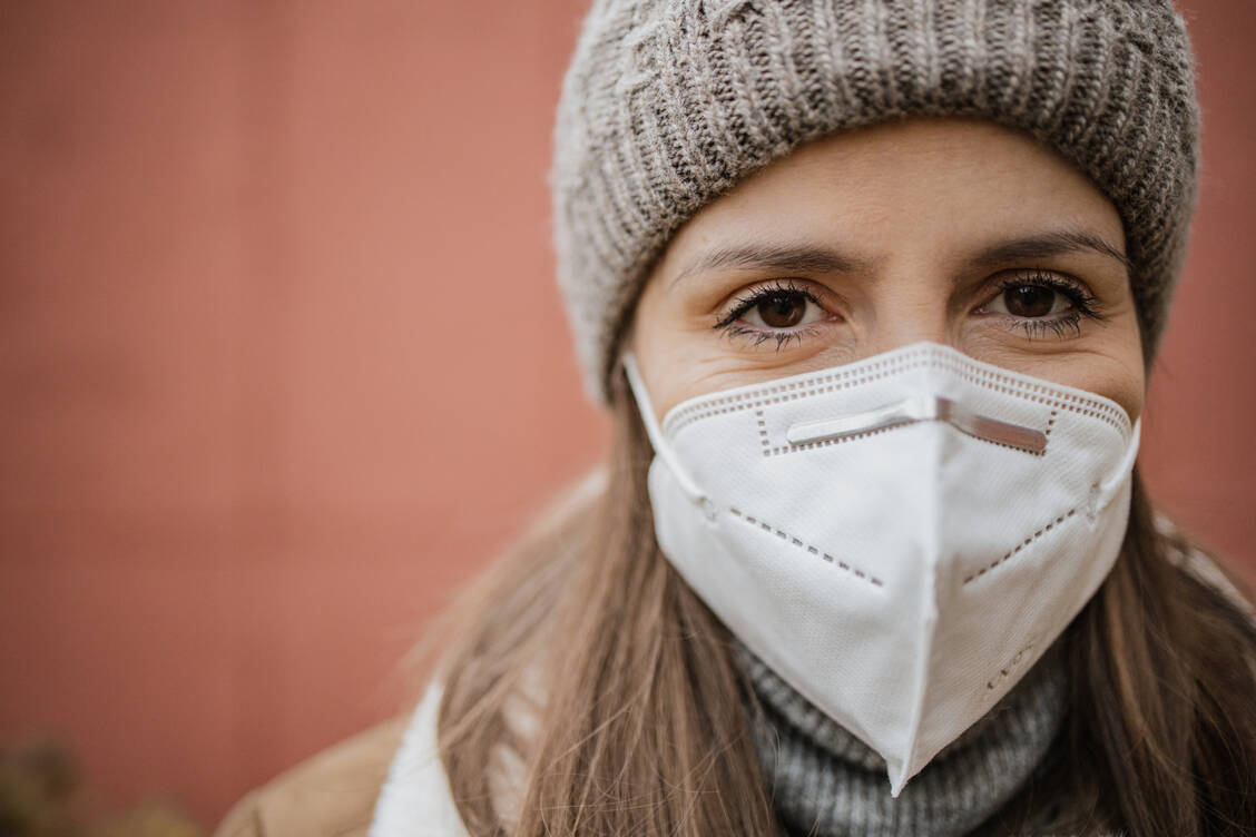 Infektionsschutzmaßnahmen wie Masketragen und Abstandhalten haben es den Grippeviren in diesem Winter nahezu unmöglich gemacht, sich zu verbreiten.  / Foto: Getty Images/blackCAT