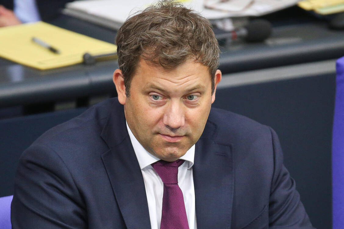 Vizekanzler Lars Klingbeil (SPD) stellte Ende März die Reformagenda vor. Nun wartet die SPD auf ein Zeichen der Union. Auch die Sparempfehlungen der Finanzkommission Gesundheit gilt es abzuwägen. / © Imago/dts Nachrichtenagentur