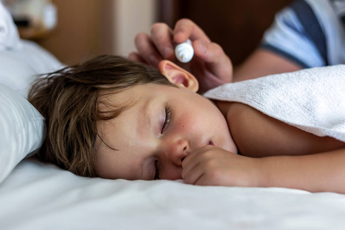 Mittelohrentzündungen gehören zu den häufigsten Infekten bei kleineren Kindern. Je nach Häufigkeit und Schwere kommt neben der Schmerzlinderung eine lokale oder systemische Antibiotikatherapie infrage. / Foto: Getty Images/Jelena Stanojkovic