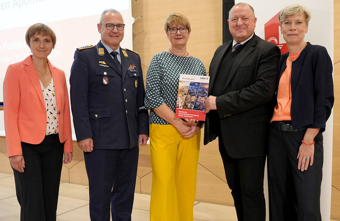 BAK-Symposium zum Thema Krisenvorsorge (v. l.): Moderatorin und PZ-Redakteurin Daniela Hüttemann, Bernd Klaubert (Oberstapotheker der Bundeswehr), Ines Perea (BMG), BAK-Präsident Armin Hoffmann und Maike Fedders (AG Krisenvorsorge). / © ABDA/Klemm