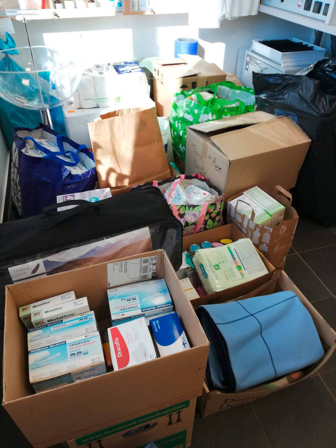 Die gesammelten Sachspenden der Gänsweid-Apotheke. / Foto: privat