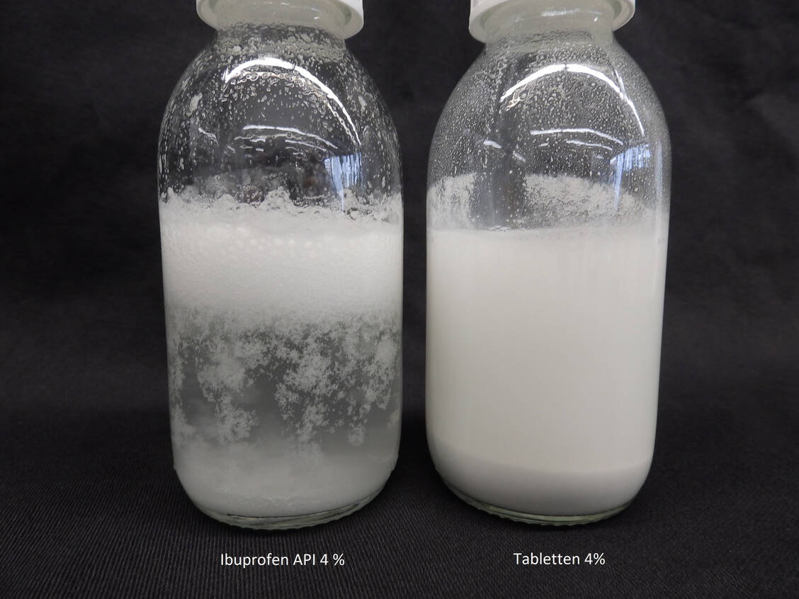Abbildung 2: Suspensionen mit Rezeptursubstanz und Fertigarzneimitteln nach sieben Tagen Lagerung, links Ibuprofen-Suspension 4 % mit Rezeptursubstanz, rechts mit Fertigarzneimittel / Foto: ZL