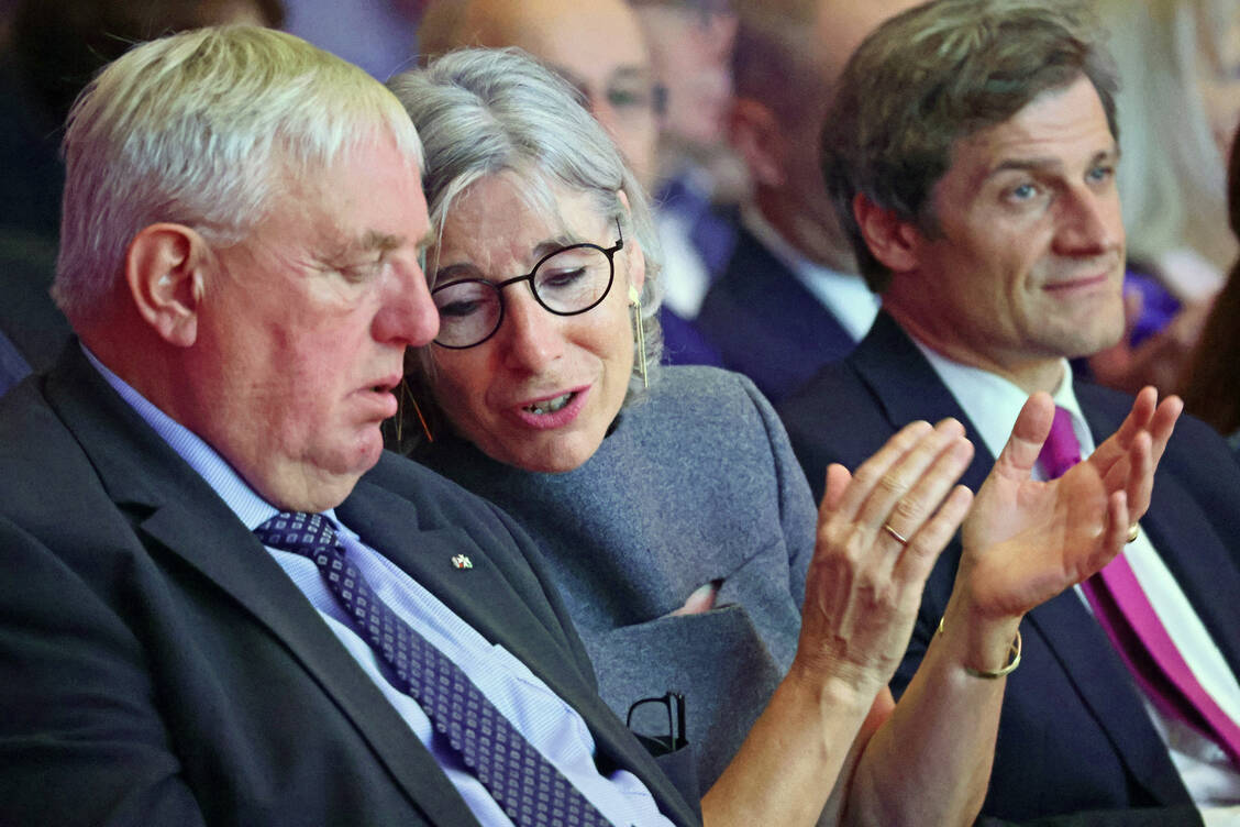 Kommen aus demselben Landkreis: NRW-Gesundheitsminister Karl-Josef Laumann und ABDA-Präsidentin Gabriele Regina Overwiening. Er weiß den Einsatz der Freiberufler zu schätzen. / Foto: PZ/Alois Müller